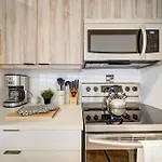 Luxurious Modern 2Br Condo Sleeps 5 Coffee, Ac, Wifi
