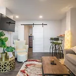 Cozy Fully-Equipped 2 Bedroom Suite