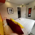 Swedish House Bright And Modern Downtown Retreat, Unit 4