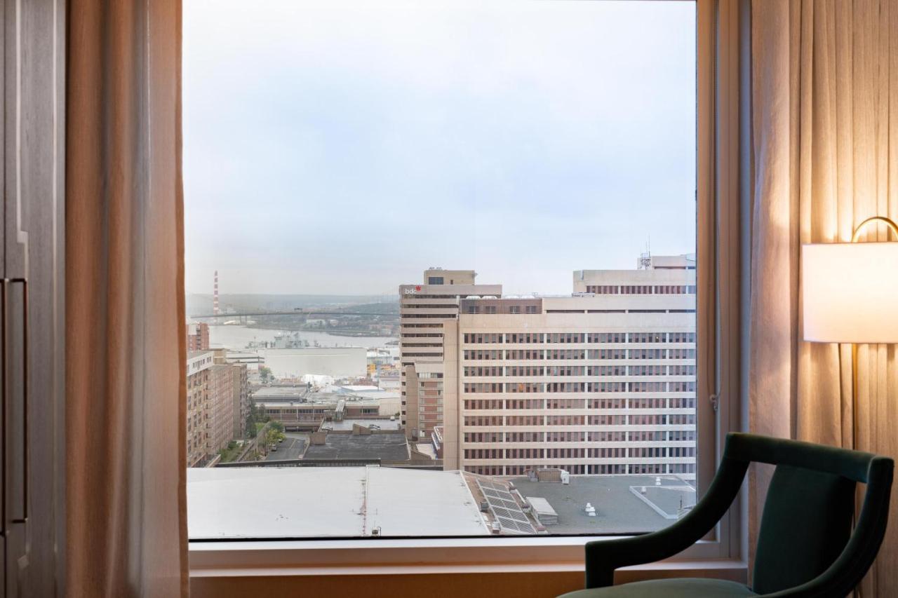 The Sutton Place Hotel 5*