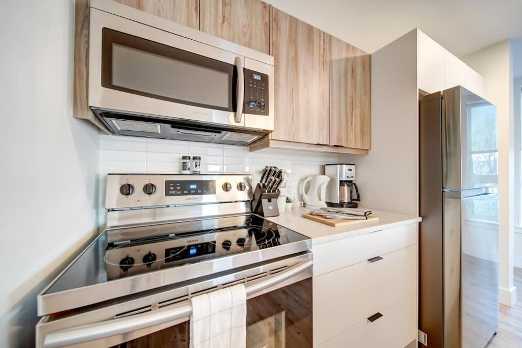 Apartment New Luxurious Brand New Modern Parking Coffee Location!