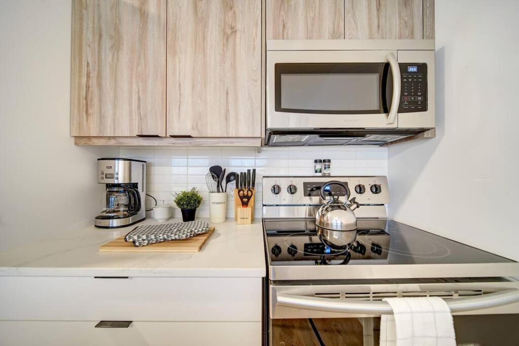 Holiday home Luxurious Modern 2br Sleeps 5 Coffee, Ac, Wifi Halifax
