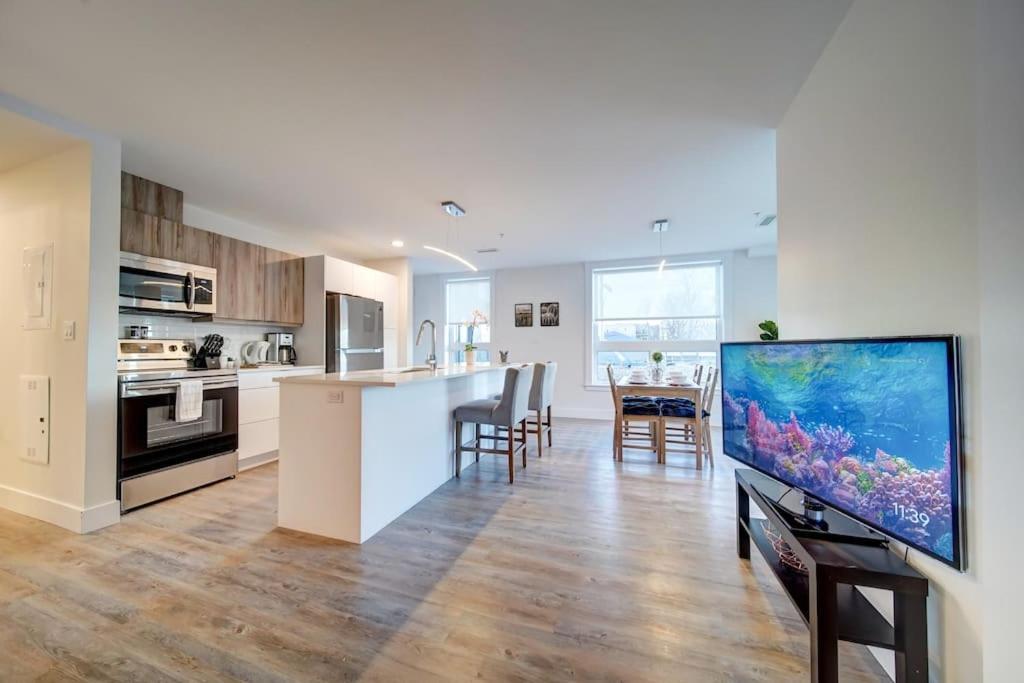 New Luxurious Brand New Modern Parking Coffee Location! Apartment Halifax
