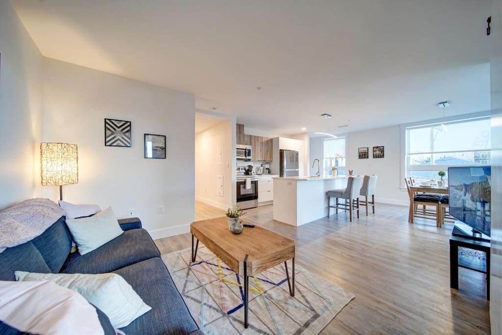 New Luxurious Brand New Modern Parking Coffee Location! Apartment *