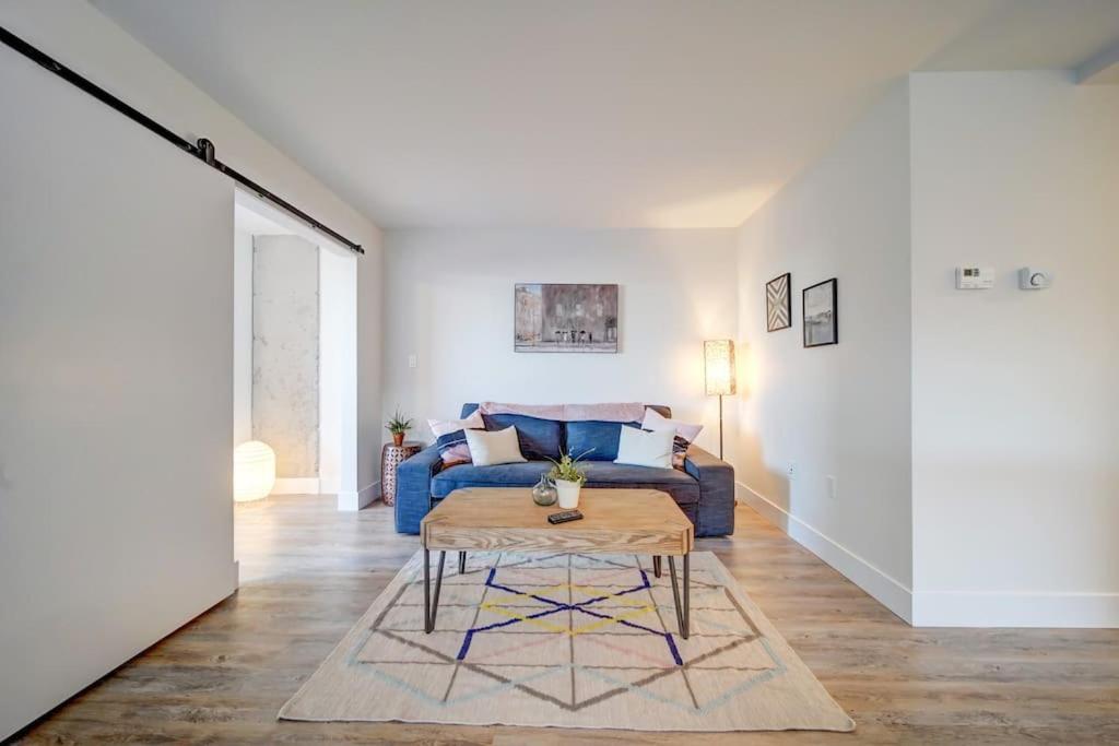 New Luxurious Brand New Modern Parking Coffee Location! Apartment