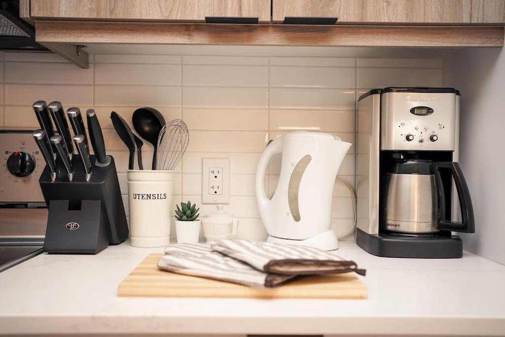 Apartment New Luxurious Brand New Modern Parking Coffee Location! Halifax