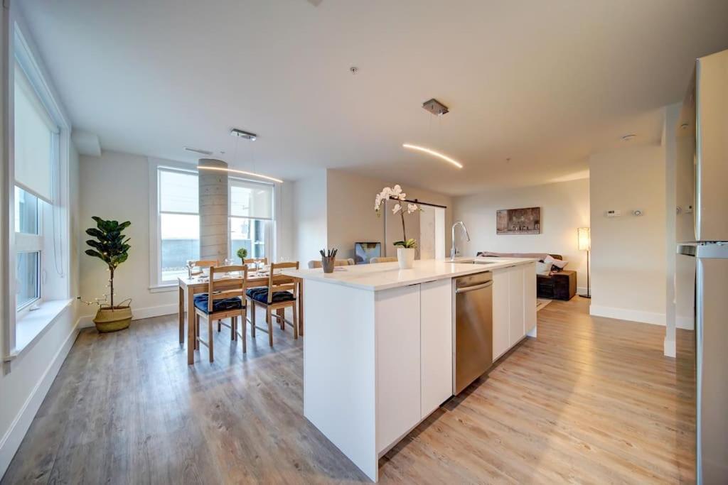 New Luxurious Brand New Modern Parking Coffee Location! Apartment Halifax