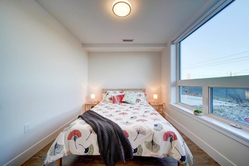 Apartment New Luxurious Brand New Modern Parking Coffee Location! Halifax