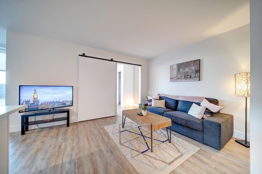 Apartment New Luxurious Brand New Modern Parking Coffee Location! *