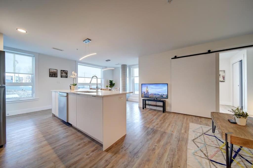 New Luxurious Brand New Modern Parking Coffee Location! Apartment *