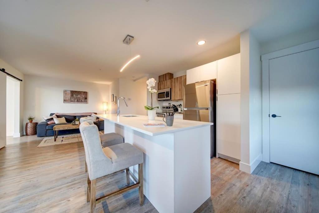 New Luxurious Brand New Modern Parking Coffee Location! Apartment