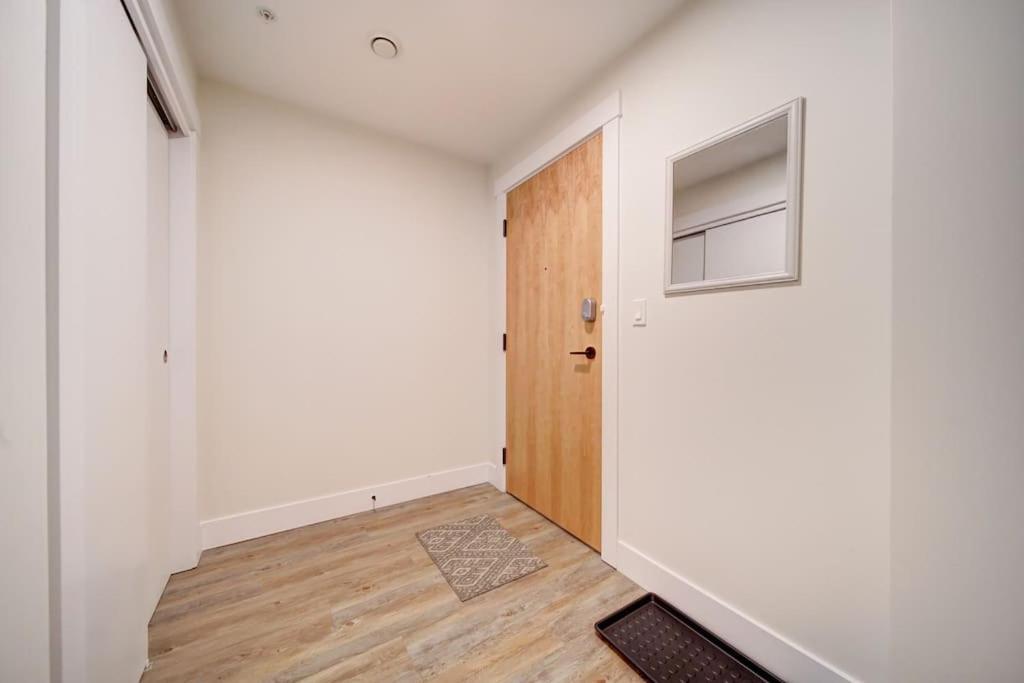 New Luxurious Brand New Modern Parking Coffee Location! Apartment