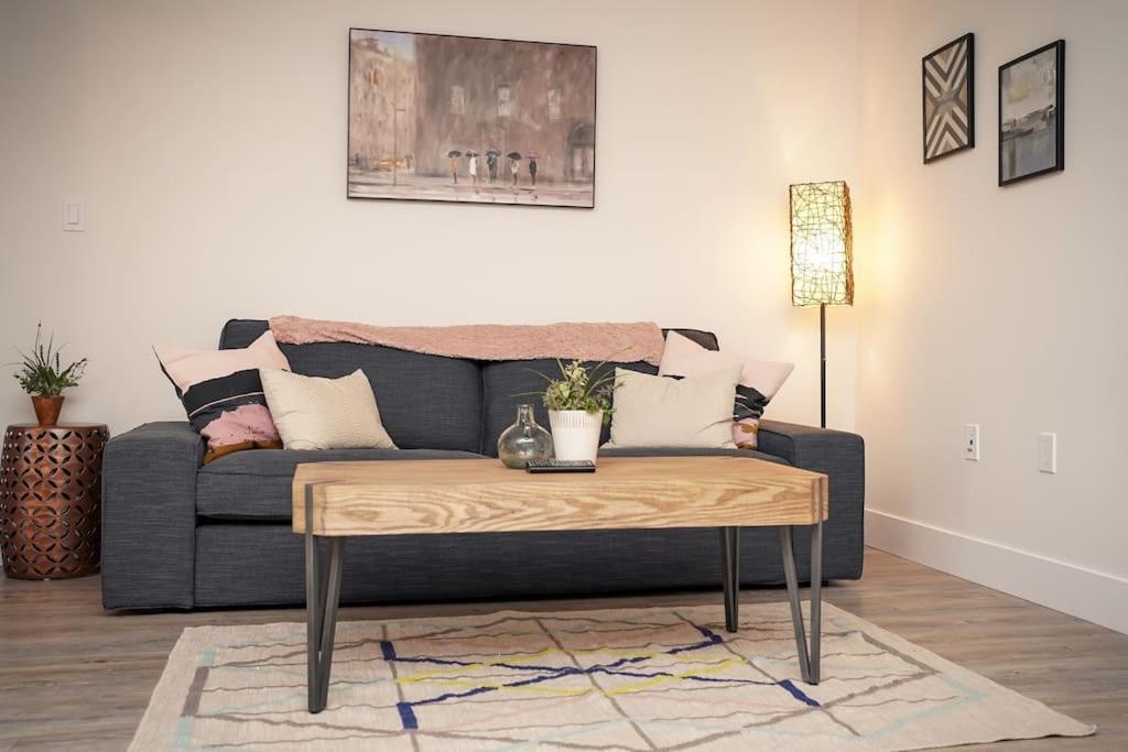 Apartment New Luxurious Brand New Modern Parking Coffee Location!