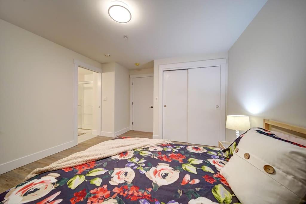 Apartment New Luxurious Brand New Modern Parking Coffee Location! *