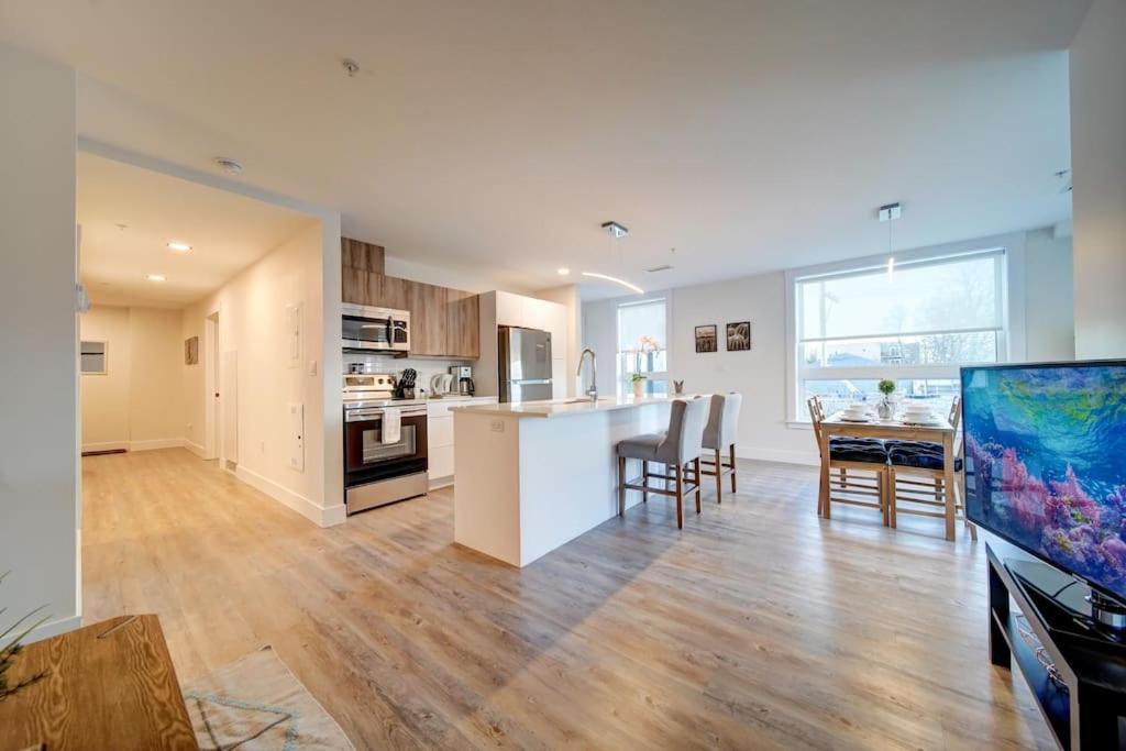 Apartment New Luxurious Brand New Modern Parking Coffee Location! Halifax