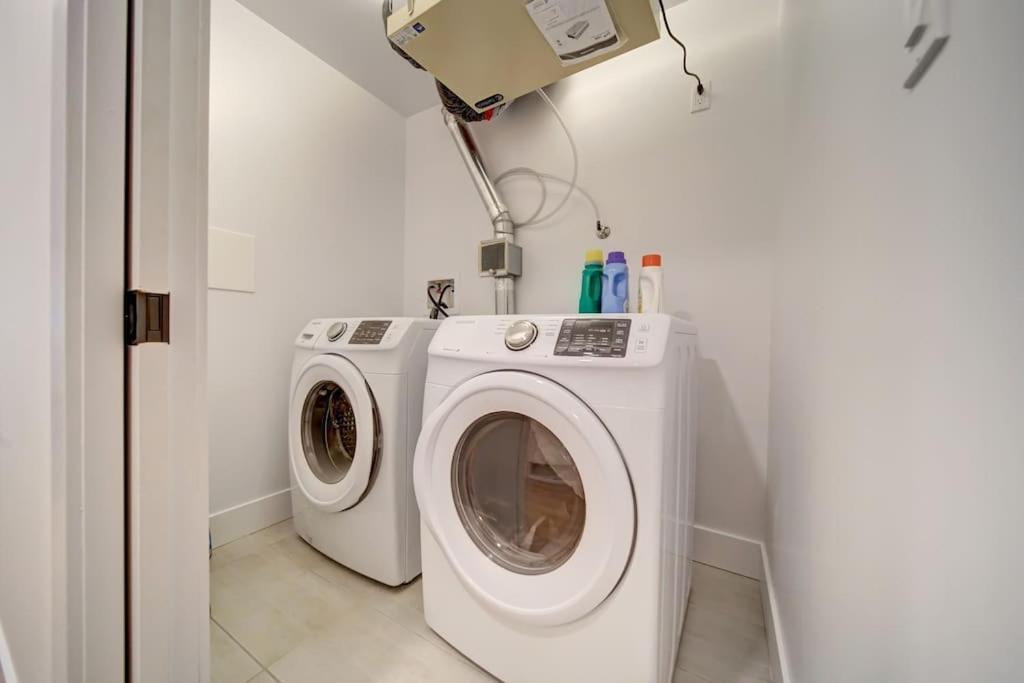 New Luxurious Brand New Modern Parking Coffee Location! Apartment