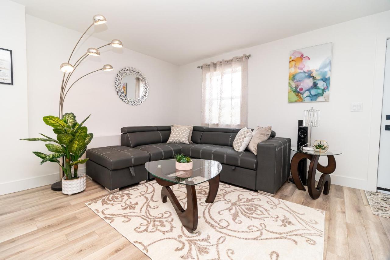 Glamorous New Townhouse - Business And Vacation Travel Bed & Breakfast *