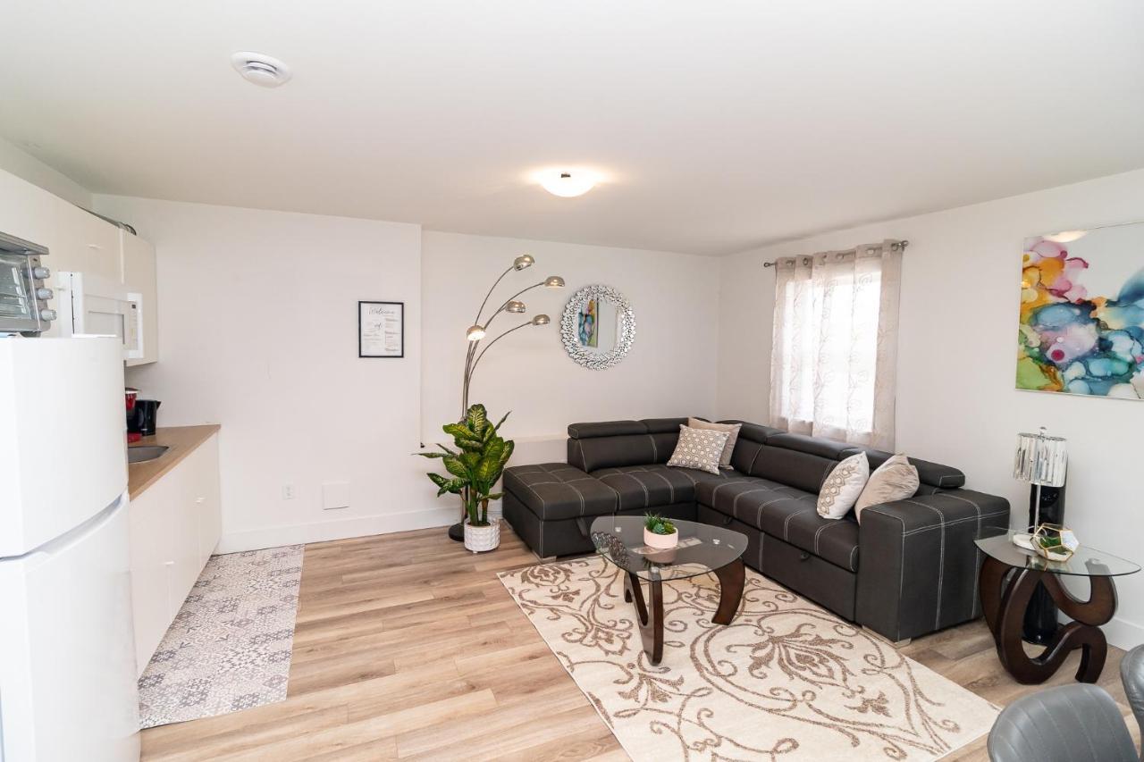 Glamorous New Townhouse - Business And Vacation Travel Bed & Breakfast *