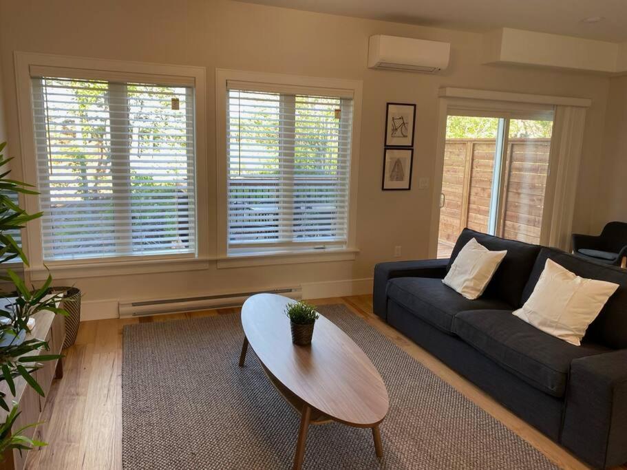 The Tilbury - Bright New 3b/r Townhouse In Bedford Holiday home Halifax