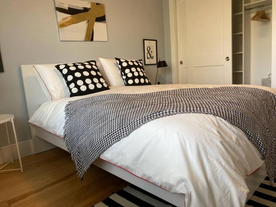The Tilbury - Bright New 3b/r Townhouse In Bedford Holiday home Halifax