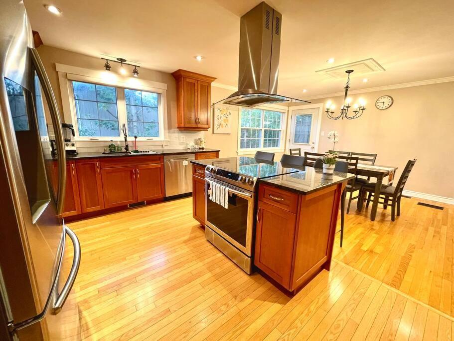 Spacious 3 Bedroom With Parking Holiday home Halifax