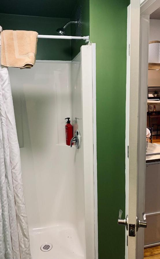 255 Comfy Studio, Location, Parking Apartment