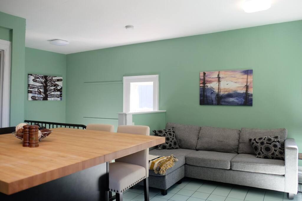 Comfy Apt, Floor, Excellent Kitchen * Halifax