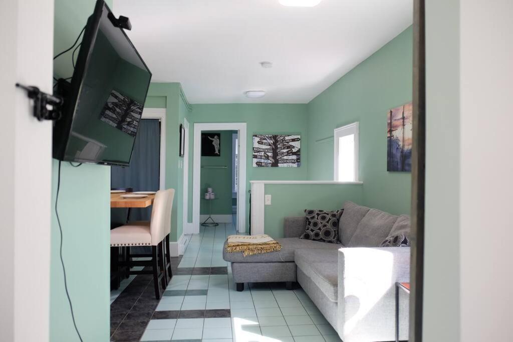 Comfy Apt, Floor, Excellent Kitchen Holiday home Halifax