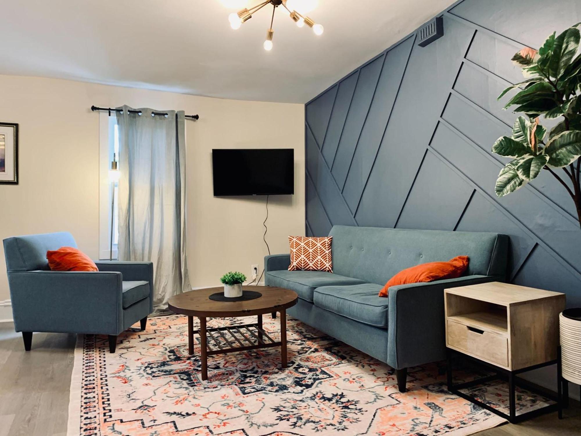 Apartment Stylish 2-bdrm Unit #3, Close To Downtown *