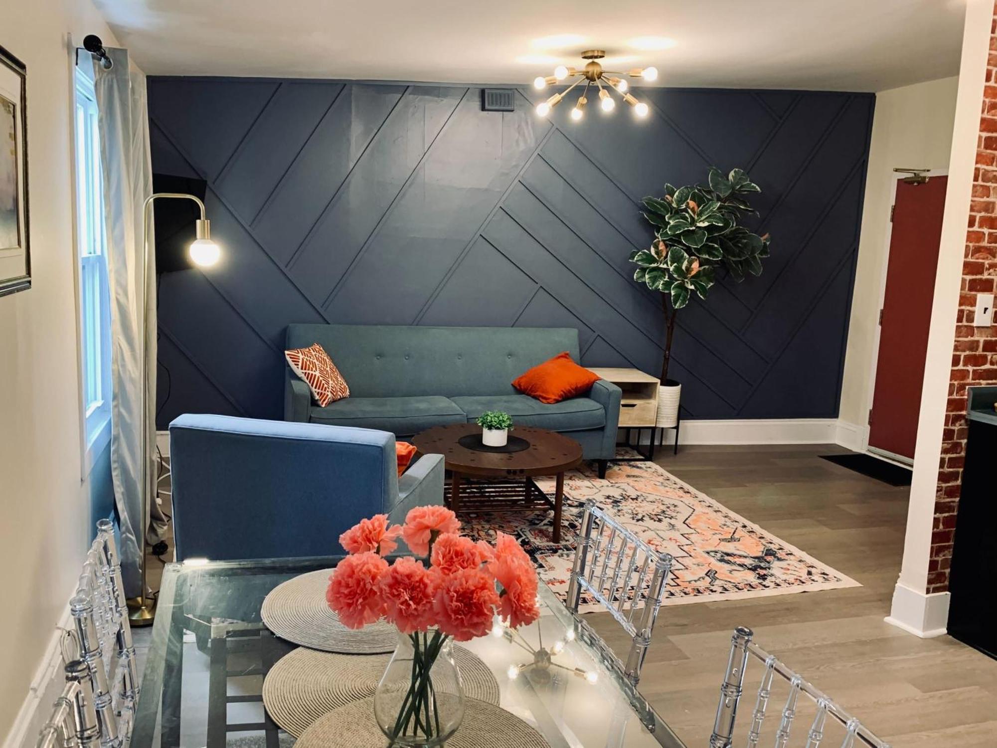 Stylish 2-bdrm Unit #3, Close To Downtown Apartment