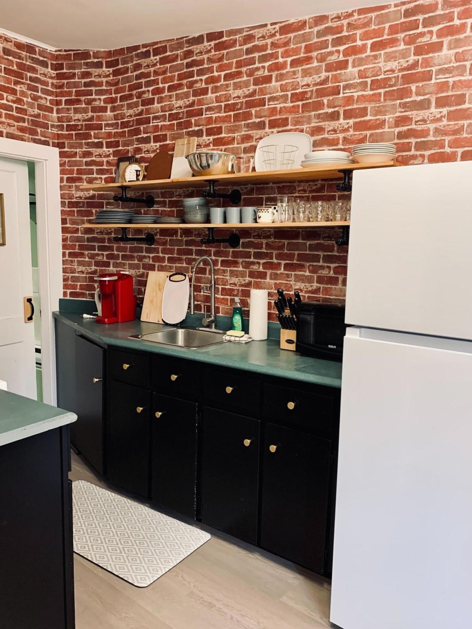 Apartment Stylish 2-bdrm Unit #3, Close To Downtown *