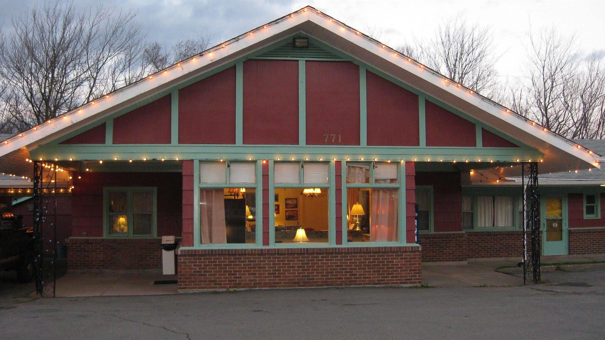 Esquire Motel *