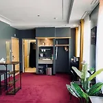 Old 300 Cozy Apt #412, Modern Dcor, Free Parking, Ac