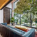 Luxury Bnb - Halifax Rooftop - The Sunrise Room