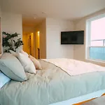 Chic Cozy Retreat - 2Br - Stunning North End Views