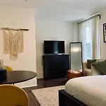 Pet-Friendly Lovely Studio #2 At Doggy Digs, Balcony
