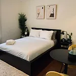 Pet-Friendly Lovely Studio #2 At Doggy Digs, Balcony