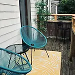 Pet-Friendly Lovely Studio #2 At Doggy Digs, Balcony