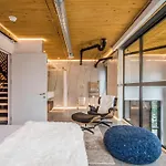 Luxury Bnb - Halifax Rooftop - The Sunrise Room