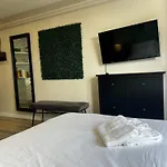 Green Room Calm Studio Stunning Downtown Views, Unit 8