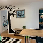 Vibrant And Funky Retreat On Fern Lane, Unit 1