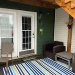 Vibrant And Funky Retreat On Fern Lane, Unit 1
