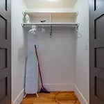 Gorgeous & Sunny Executive Suite #2, Ac