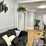 Spacious Stylish Gem Steps From The Pier