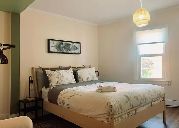 Comfortable Apt #4 With Office Space