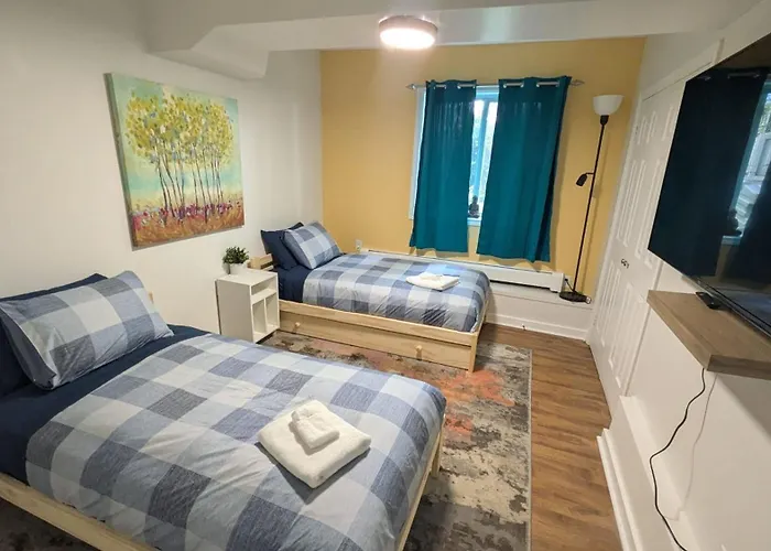 Vibrant And Funky Retreat On Fern Lane, Unit 1