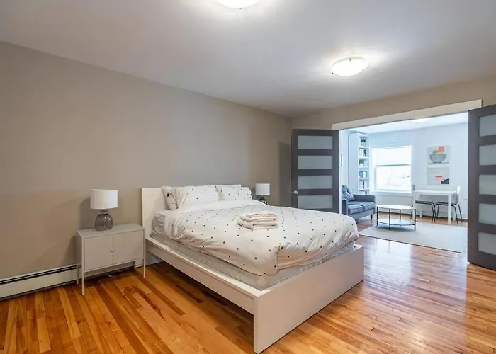 Gorgeous & Sunny Executive Suite #2, Ac