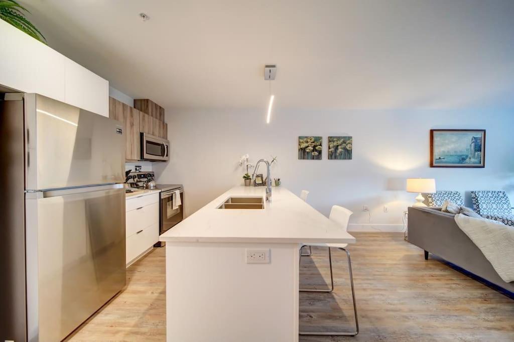 Luxurious Modern 2br Sleeps 5 Coffee, Ac, Wifi