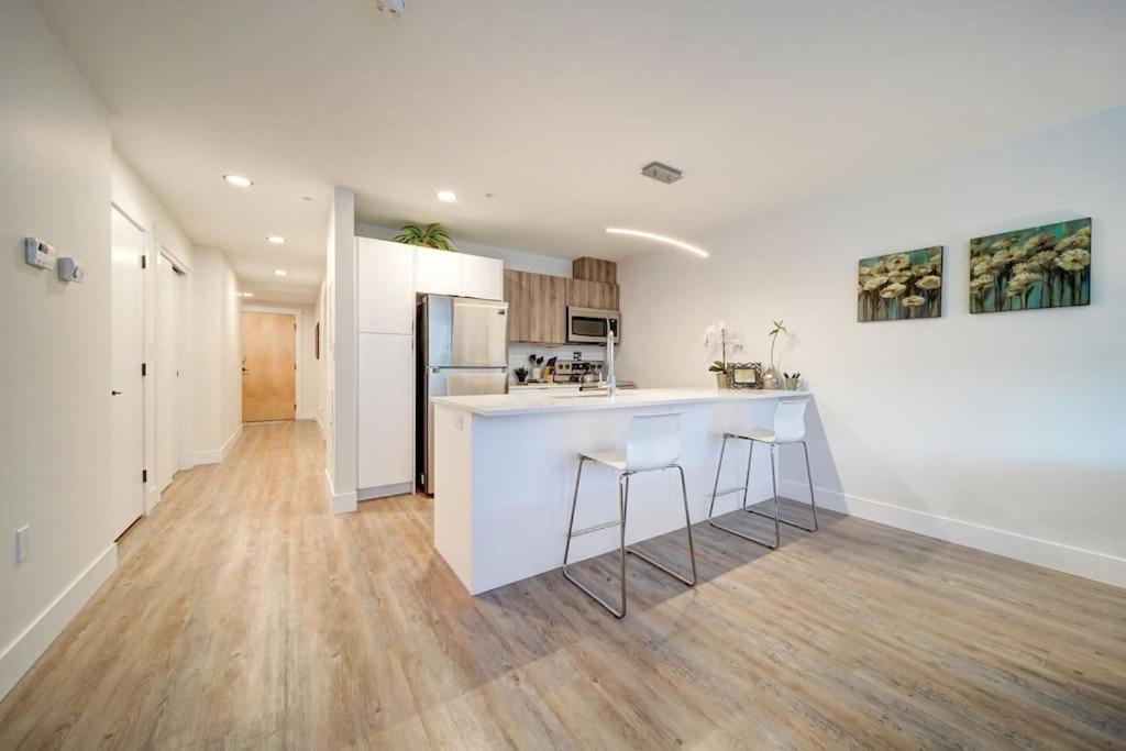 Holiday home Luxurious Modern 2br Sleeps 5 Coffee, Ac, Wifi Halifax