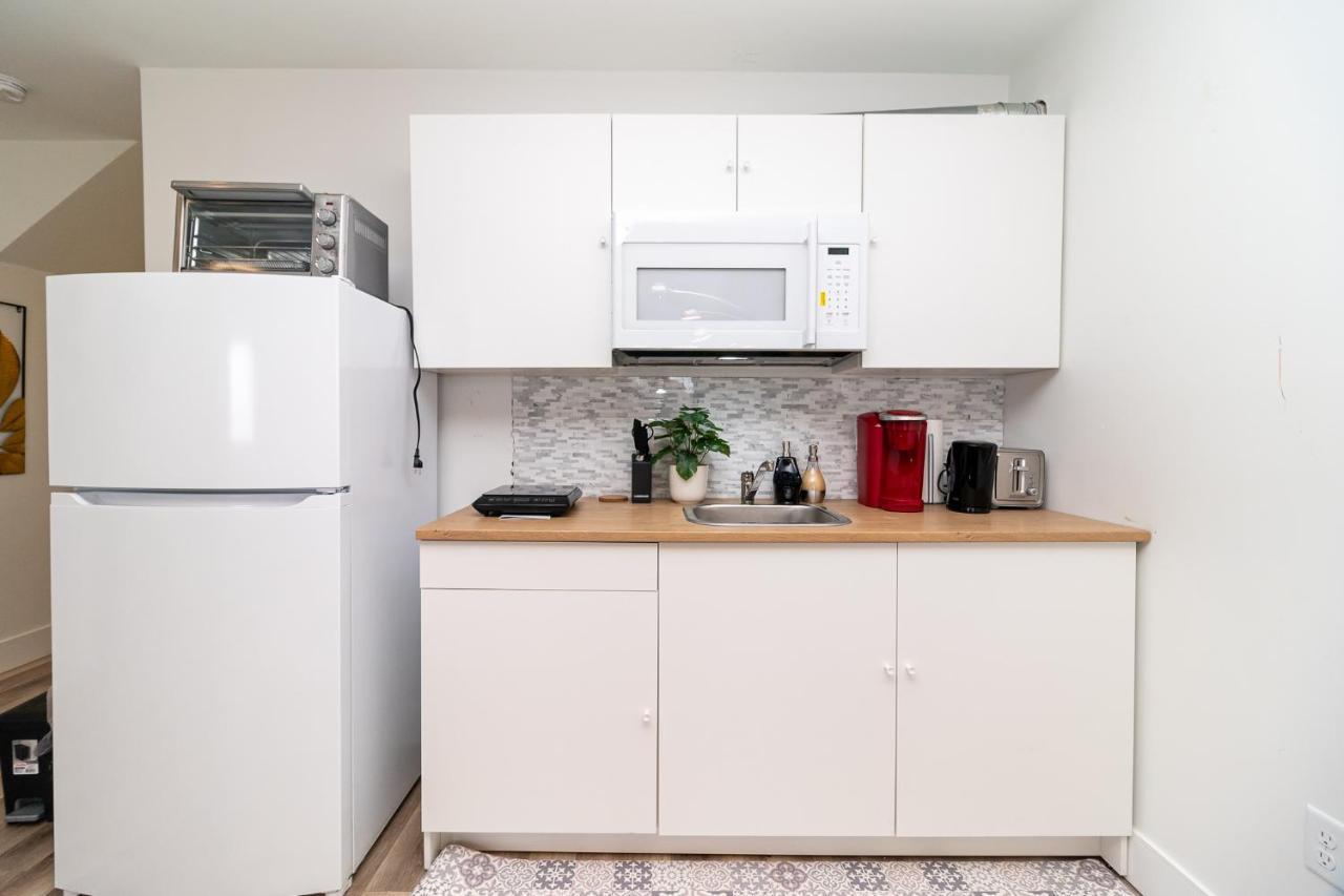 Glamorous New Townhouse - Business And Vacation Travel Bed & Breakfast *